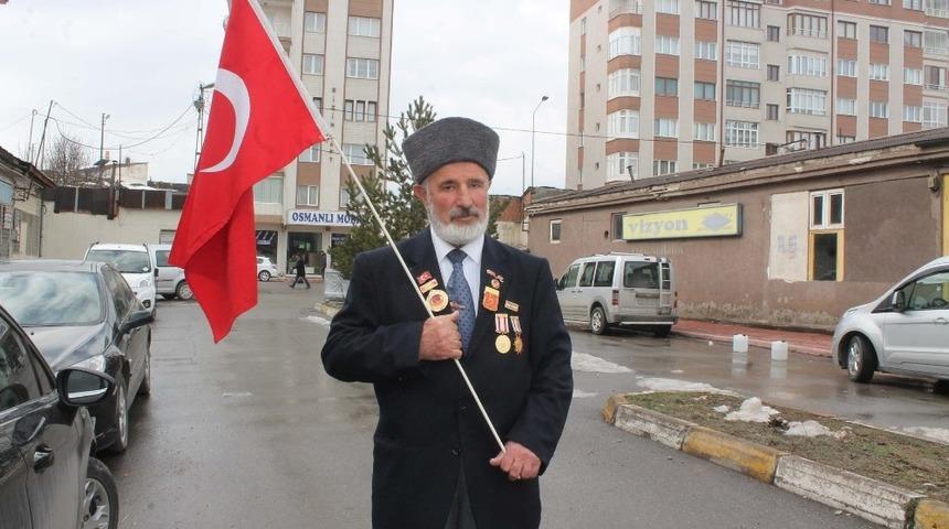 T&uuml;rk bayrağını yanından ayırmazdı, vefatı herkesi &uuml;zd&uuml;
