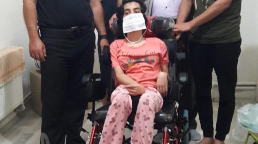 Fiziksel engellilere tekerlekli sandalye yardımı