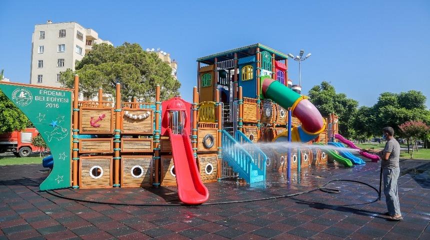 Erdemli’de oyun alanlarında hijyen çalışması
