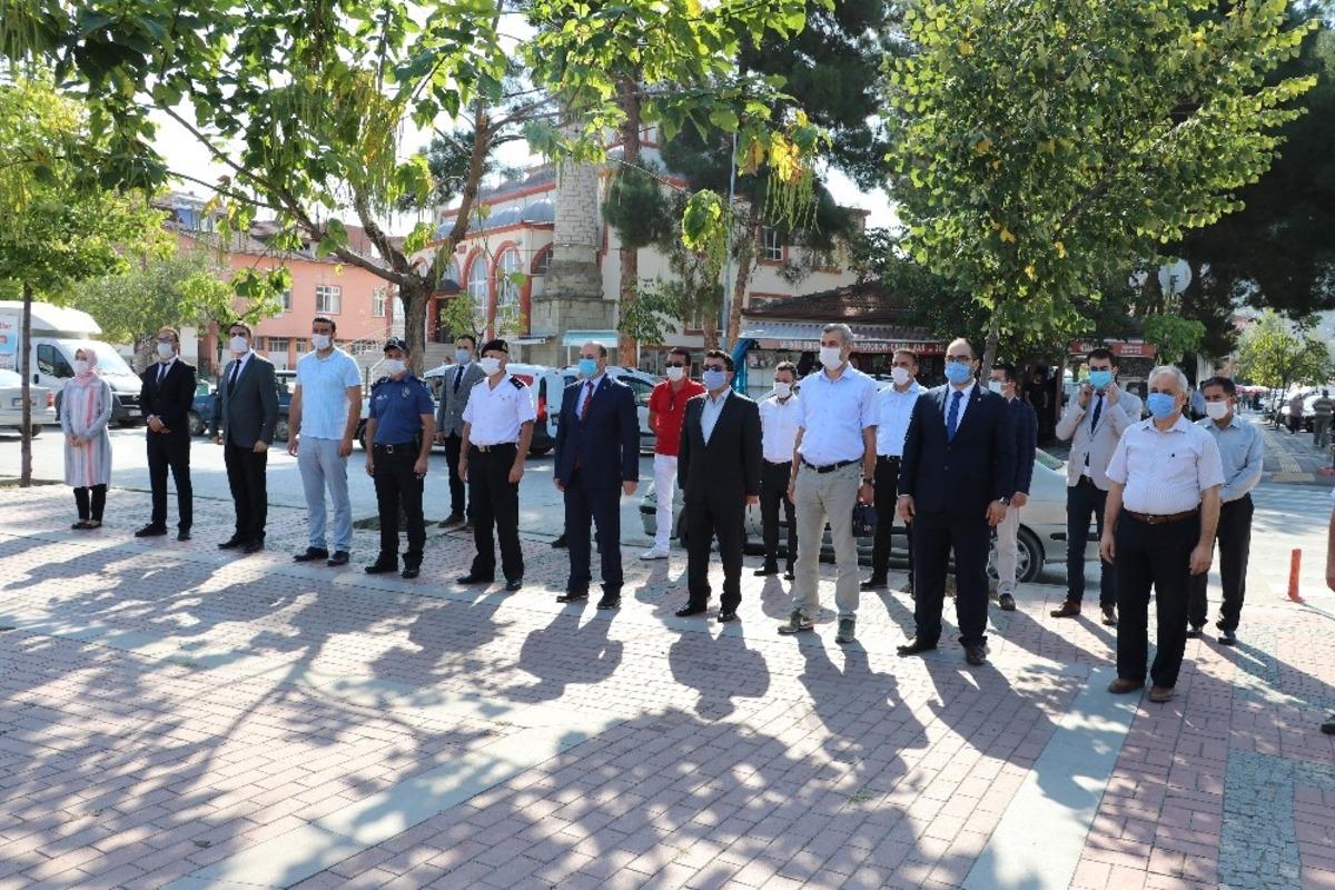 Taşova&rsquo;da fiziksel mesafeli ve maskeli İlk&ouml;ğretim Haftası t&ouml;reni
