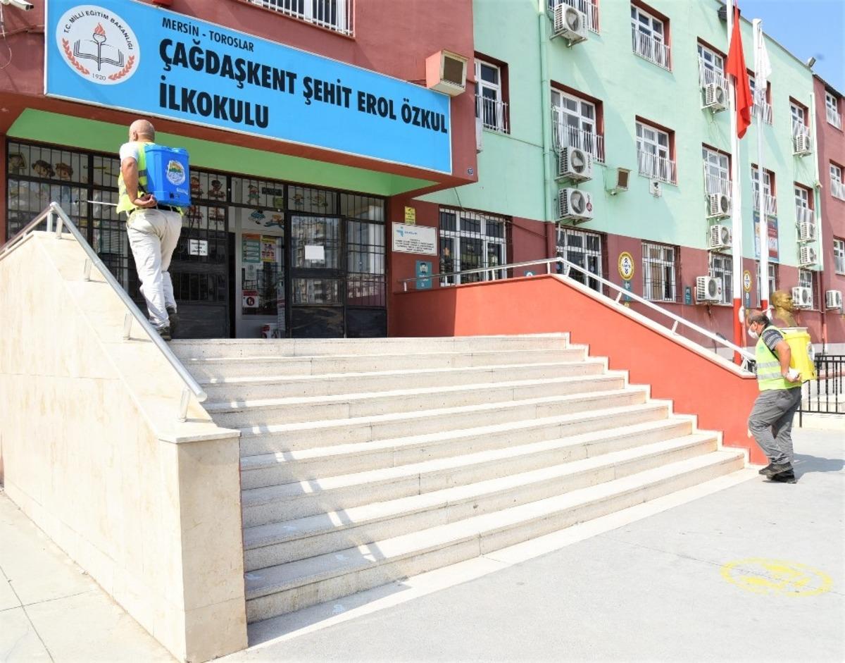 Toroslar Belediyesi, okulları dezenfekte etti
