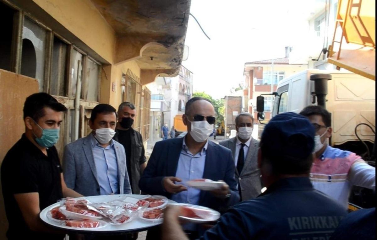 120 derecelik asfalt kaplayan iş&ccedil;ilere karpuz ikramı