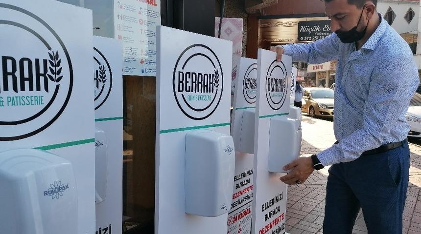 İşadamı, 50 okula sens&ouml;rl&uuml; dezenfektan hibe etti