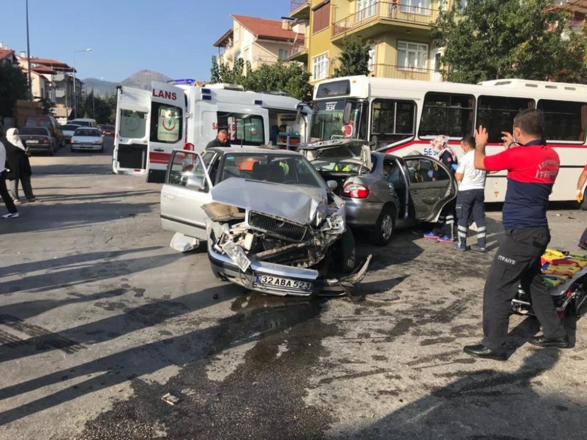 Isparta&rsquo;da 1&rsquo;i otob&uuml;s, 3 ara&ccedil; birbirine girdi: 1 yaralı