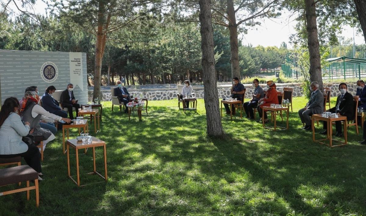 Rekt&ouml;r &Ccedil;omaklı&rsquo;ya tebrik ziyaretleri devam ediyor