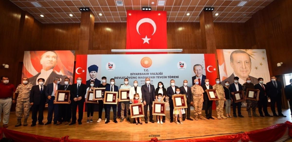 Diyarbakır&rsquo;da devlet &ouml;v&uuml;n&ccedil; madalyası tevcih t&ouml;reni yapıldı
