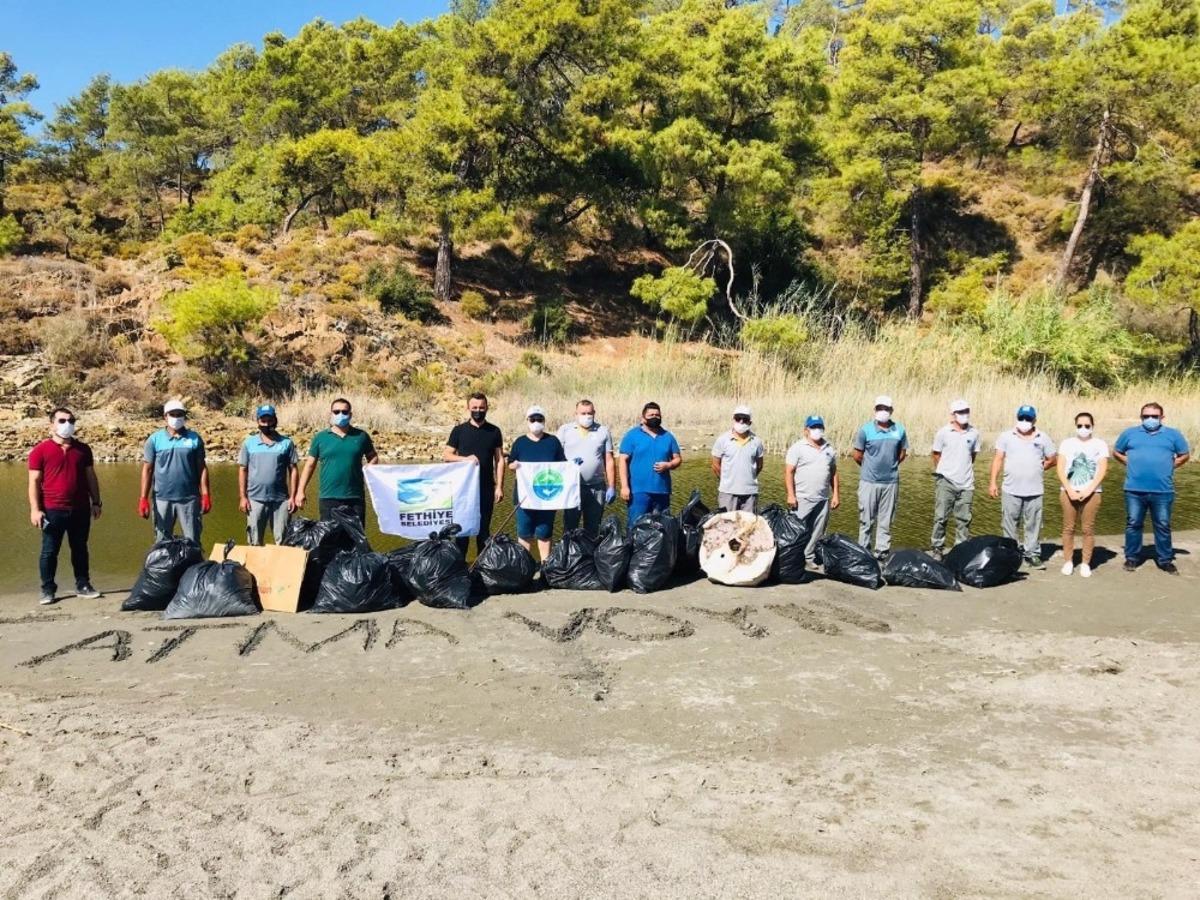 4 saatte 850 kilogram &ccedil;&ouml;p topladılar