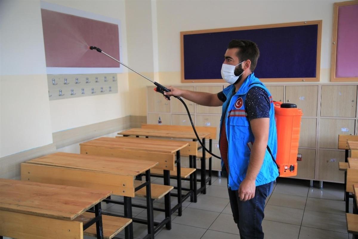 G&ouml;lbaşı Belediyesi okulların temizliği i&ccedil;in kolları sıvadı