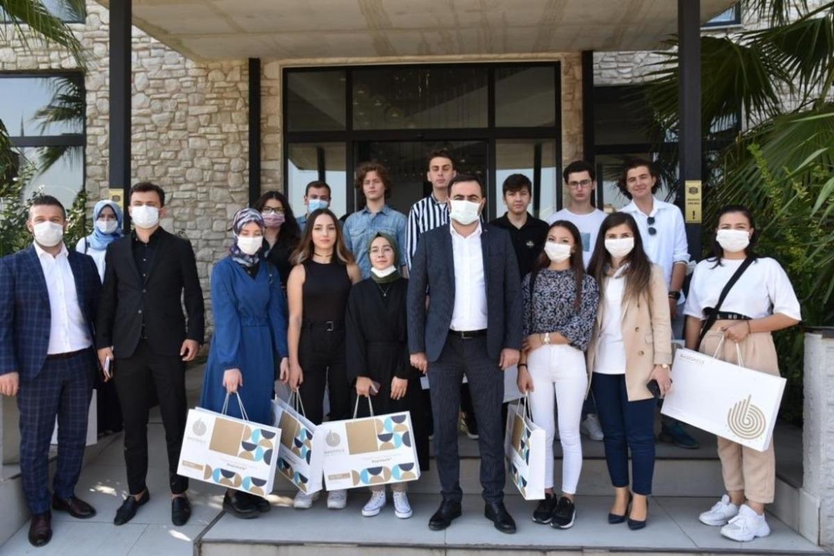 Başkan &Ouml;zl&uuml; gen&ccedil;lere verdiği yemek s&ouml;z&uuml;n&uuml; tuttu