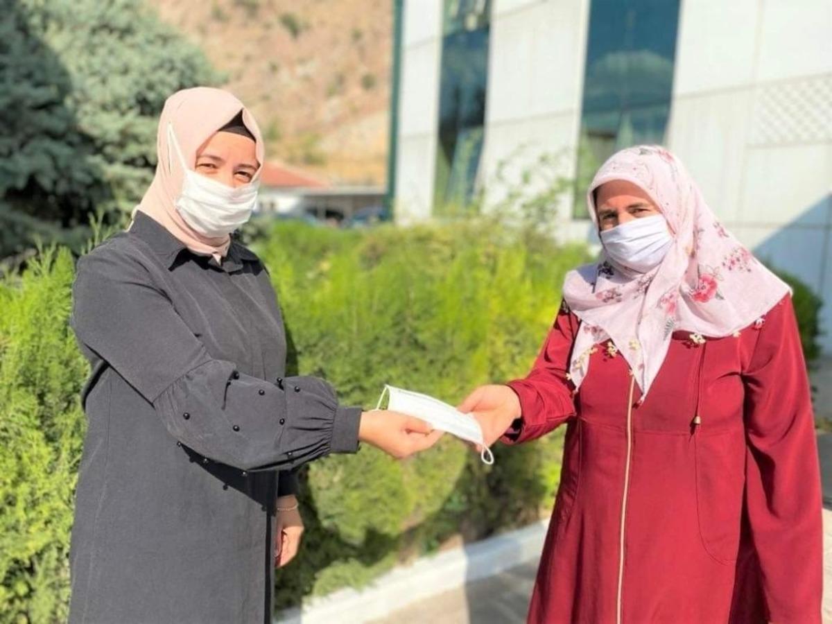 &Ccedil;ift&ccedil;ilere maske dağıtıldı