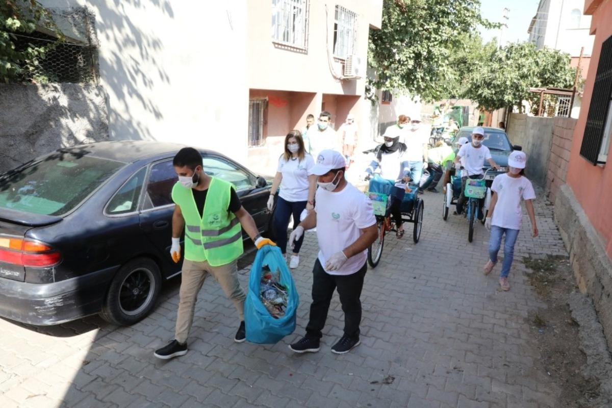 Diyarbakırlı &ouml;ğrencilerden bisikletli &ccedil;evre temizliği etkinliği