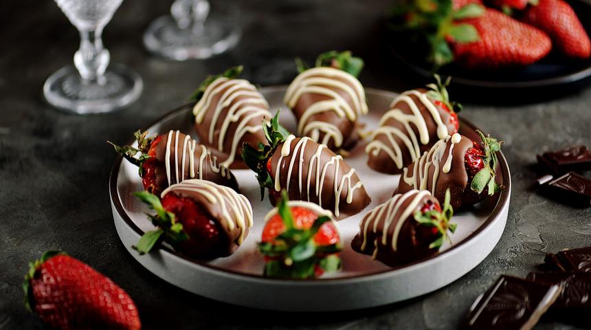 İnsan yemeye kıyamaz: Süslü çilek tatlısı tarifi