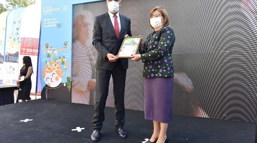 Başkan Tarhan 2 g&uuml;nde 2 &ouml;d&uuml;l&uuml;n sahibi oldu