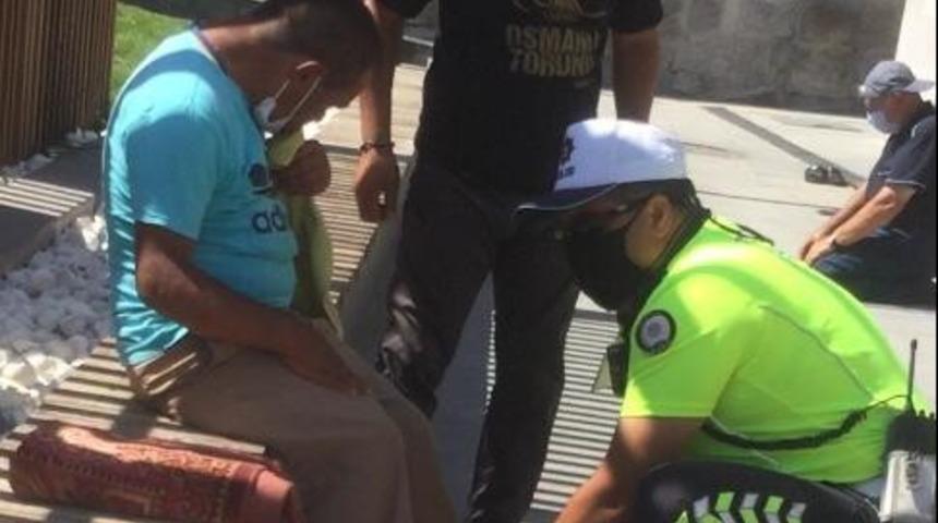 Trafik polisinden örnek davranış