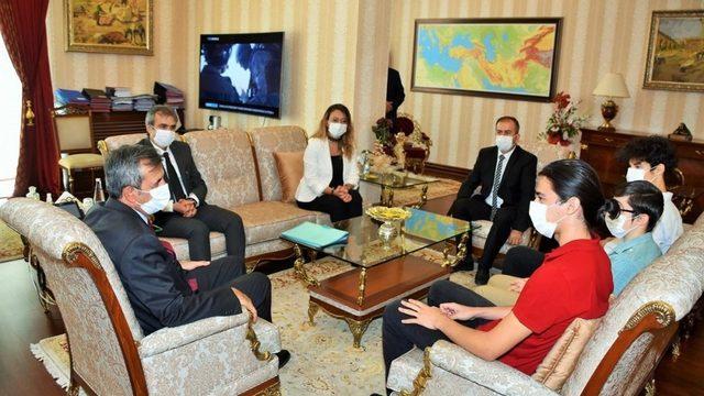 Vali Sezer başarılı öğrencileri ağırladı