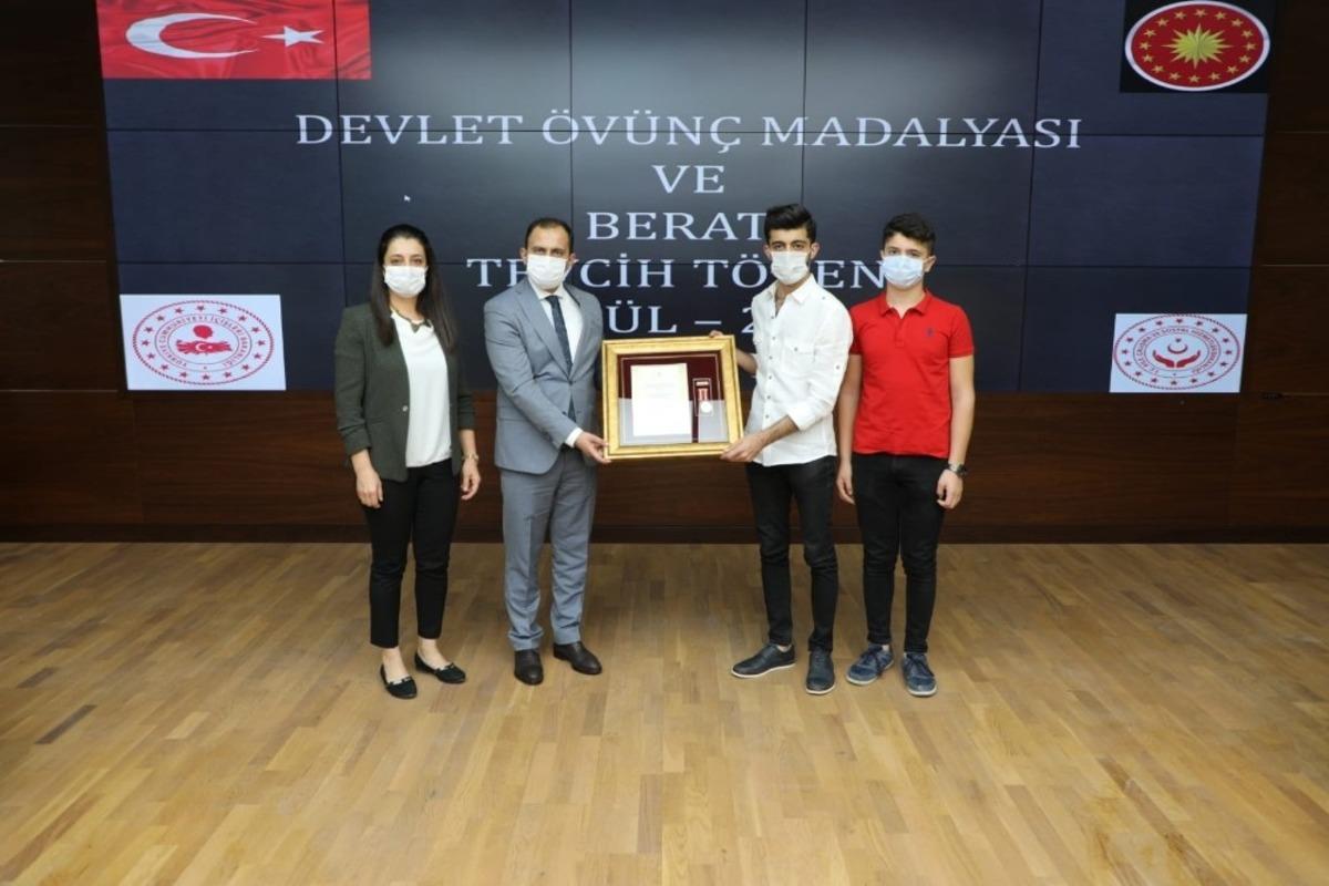Elazığ&rsquo;da şehit aileleri ve gazilere Devlet &Ouml;v&uuml;n&ccedil; Madalyası ve Beratı verildi