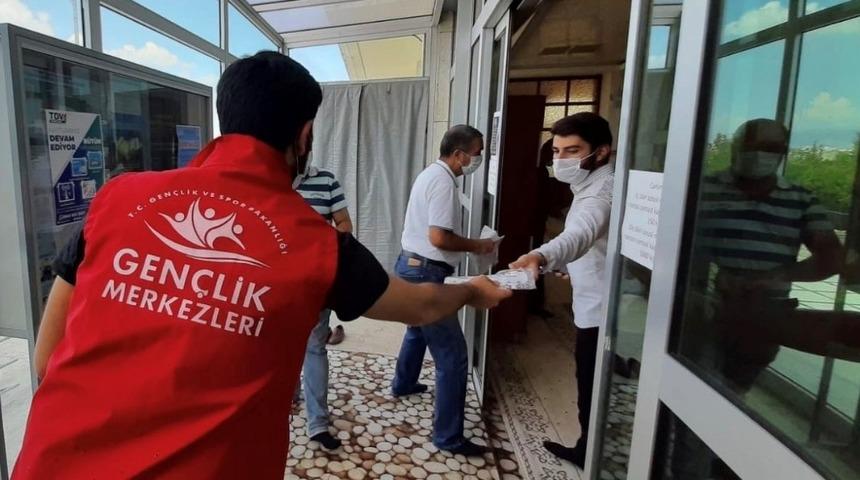 Cumadan &ouml;nce tek kullanımlık seccade dağıttılar