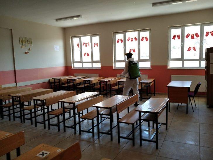 Çaldıran Belediyesi okulları dezenfekte ediyor G2