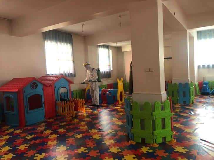 Çaldıran Belediyesi okulları dezenfekte ediyor G3