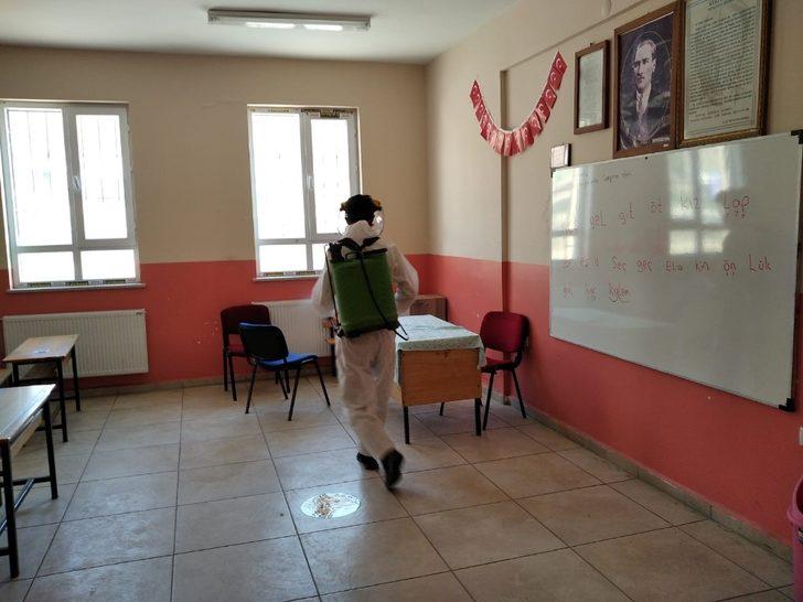 Çaldıran Belediyesi okulları dezenfekte ediyor G4