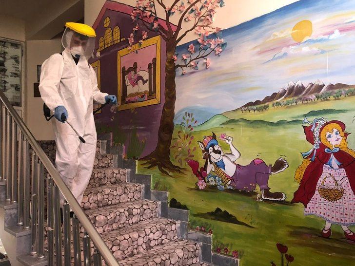 Çaldıran Belediyesi okulları dezenfekte ediyor G5