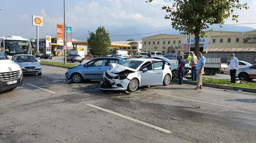 Ters yöne geçen otomobil ortalığı birbirine kattı