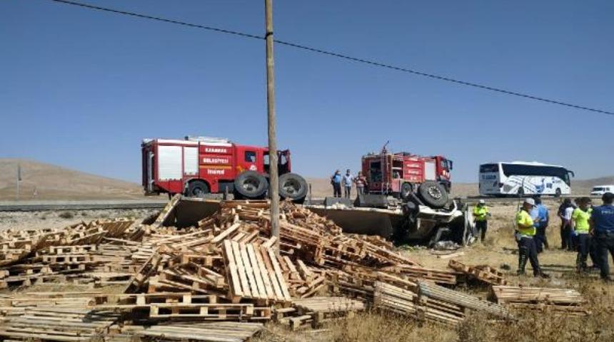 Karaman'da kamyon devrildi! Acı haber