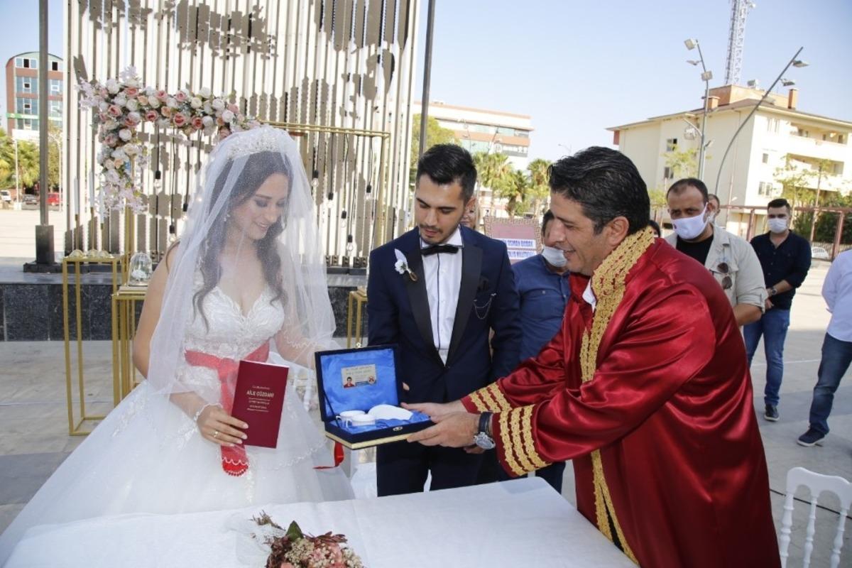 D&ouml;şemealtı Kent Meydanı&rsquo;nda  ilk nikah