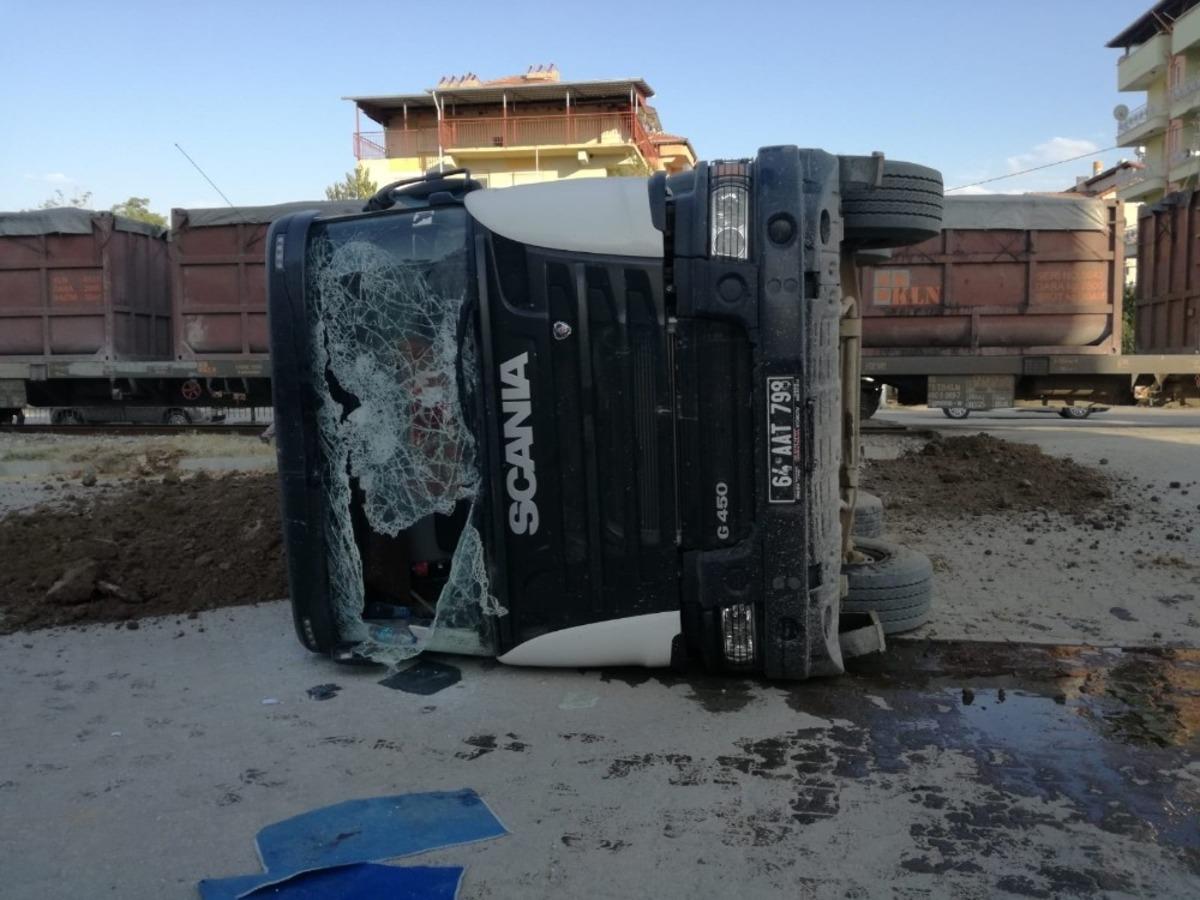 Trenin &ccedil;arptığı tır s&uuml;r&uuml;c&uuml;s&uuml;, kazayı hafif yarayla atlattı