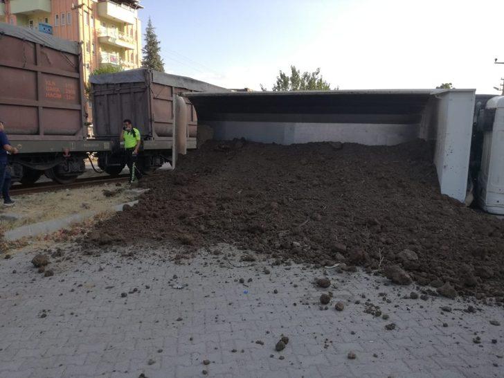 Trenin çarptığı tır sürücüsü, kazayı hafif yarayla atlattı G2