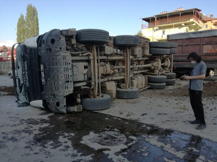 Trenin çarptığı tır sürücüsü, kazayı hafif yarayla atlattı G3