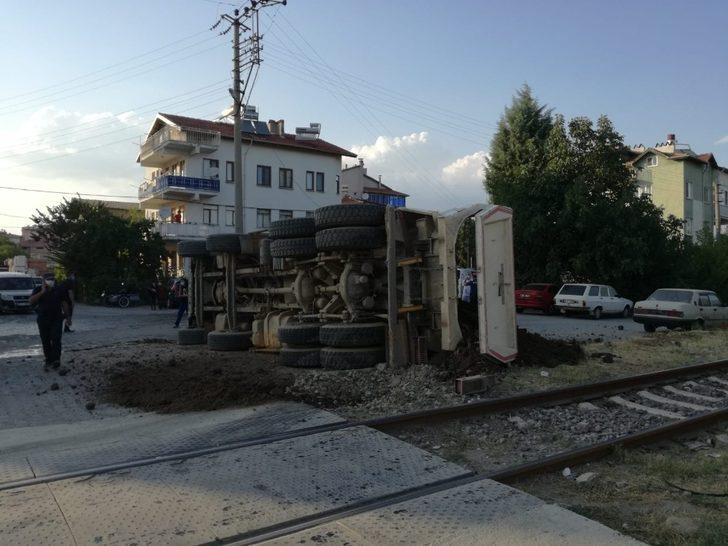 Trenin çarptığı tır sürücüsü, kazayı hafif yarayla atlattı G4