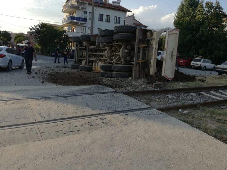 Trenin çarptığı tır sürücüsü, kazayı hafif yarayla atlattı G5