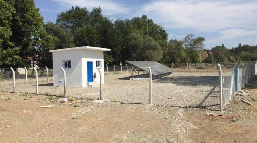 Köye güneş panelli içme suyu deposu