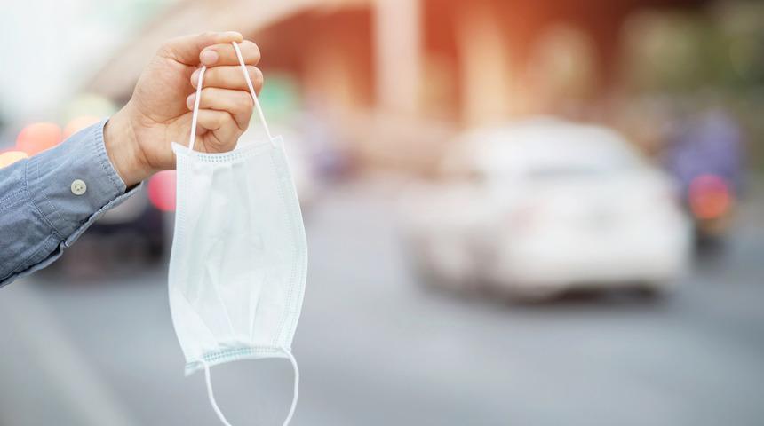 Maskesini &ccedil;ıkarıp sigara i&ccedil;ti! Polis cezayı kesti