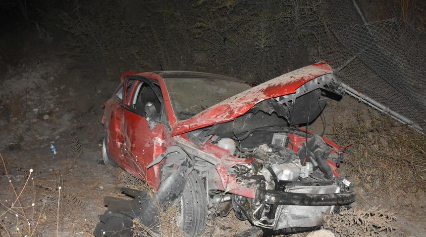 İzmir'de feci olay! Lastiği patlayan otomobil 50 metrelik şarampole u&ccedil;tu