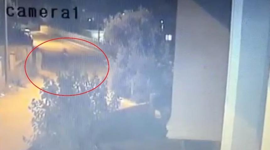 Ev sahibinin geldiğini g&ouml;ren hırsız 2. kattan atlayıp onun &ouml;n&uuml;ne d&uuml;şt&uuml;