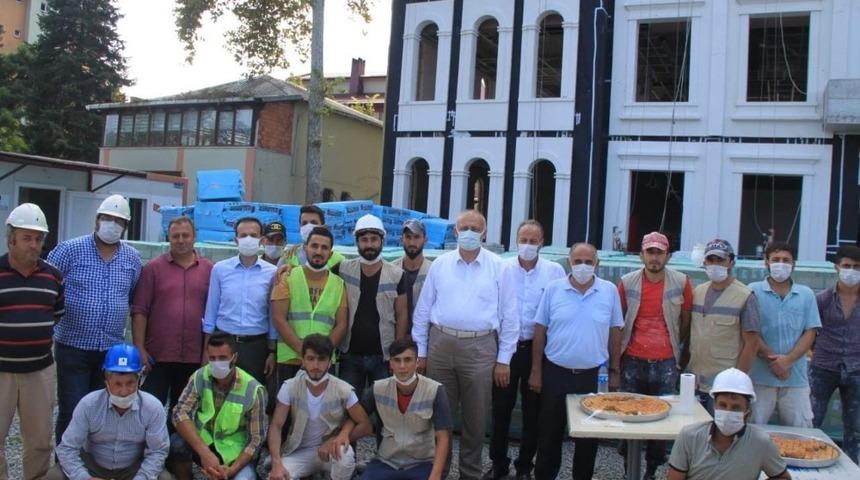 İnşaatta yaptıkları defile ile g&uuml;ndeme gelen iş&ccedil;ilerine teşekk&uuml;r ziyareti