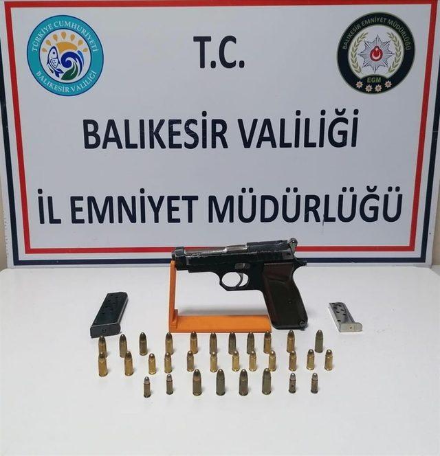 Balıkesir’de polisten silah operasyonu