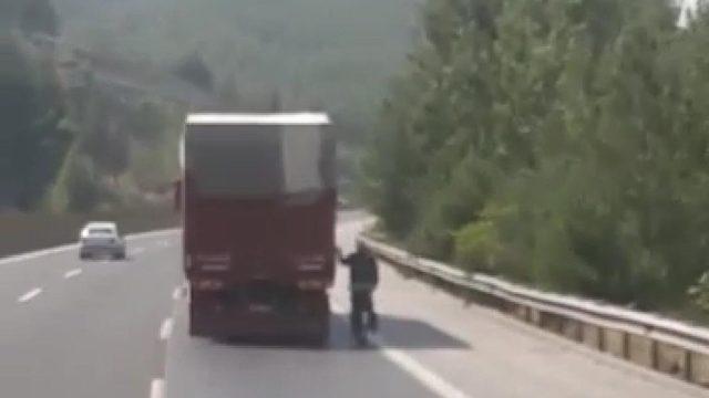 Kamyon arkasında tehlikeli bisiklet yolculuğu