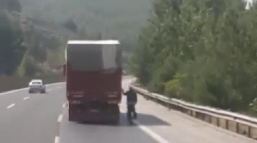 Kamyon arkasında tehlikeli bisiklet yolculuğu