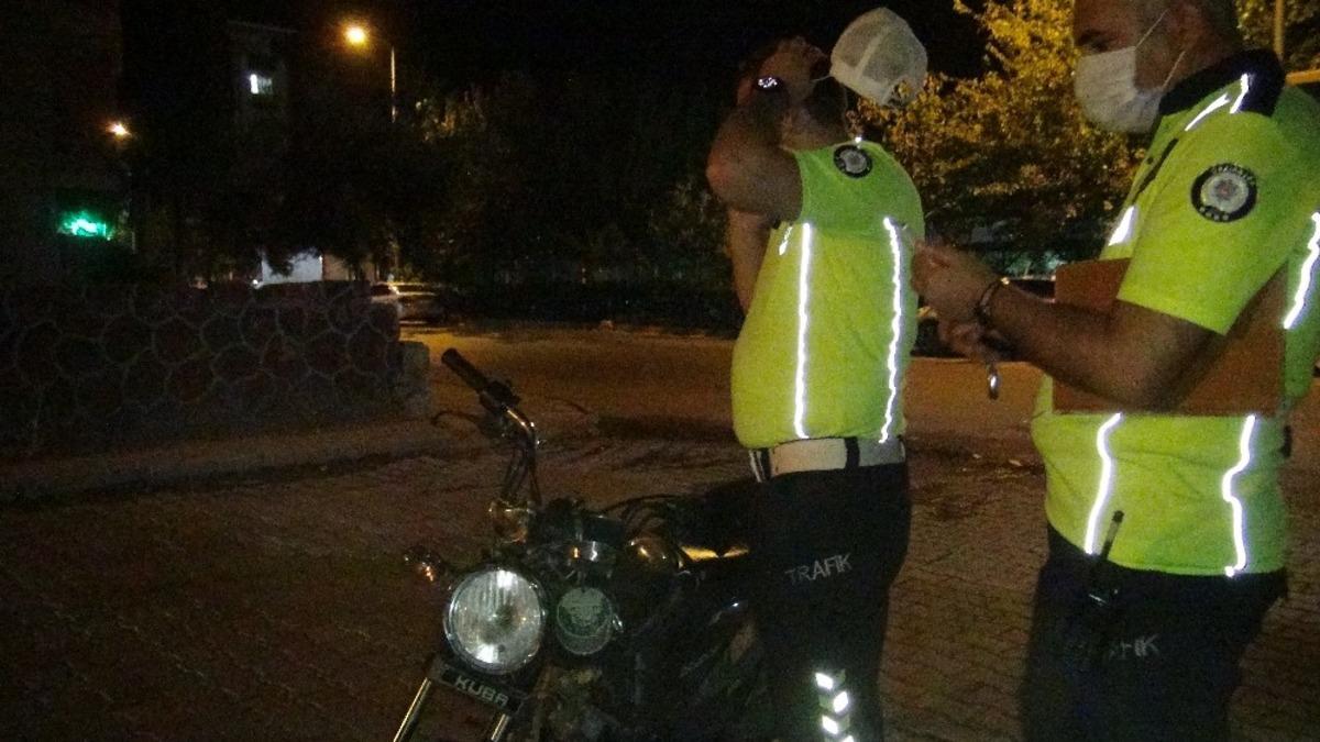 Motosiklet trakt&ouml;r&uuml;n altına girdi: 1 yaralı