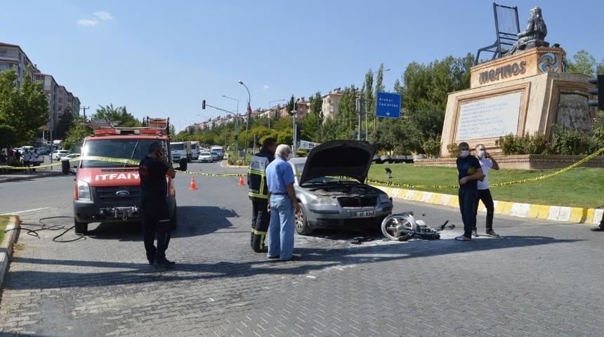 El freni &ccedil;ekilmeyen otomobil motosiklet ve otomobile &ccedil;arptı