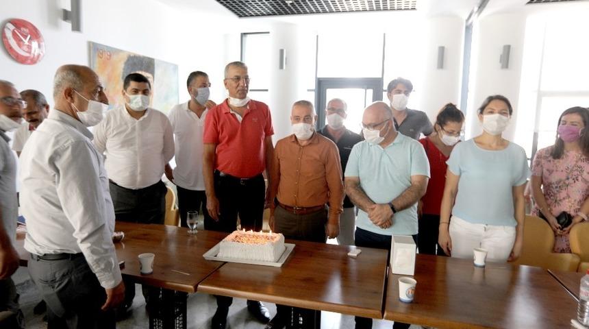 Çalışanlardan Başkan Tarhan’a ‘ödül’ kutlaması