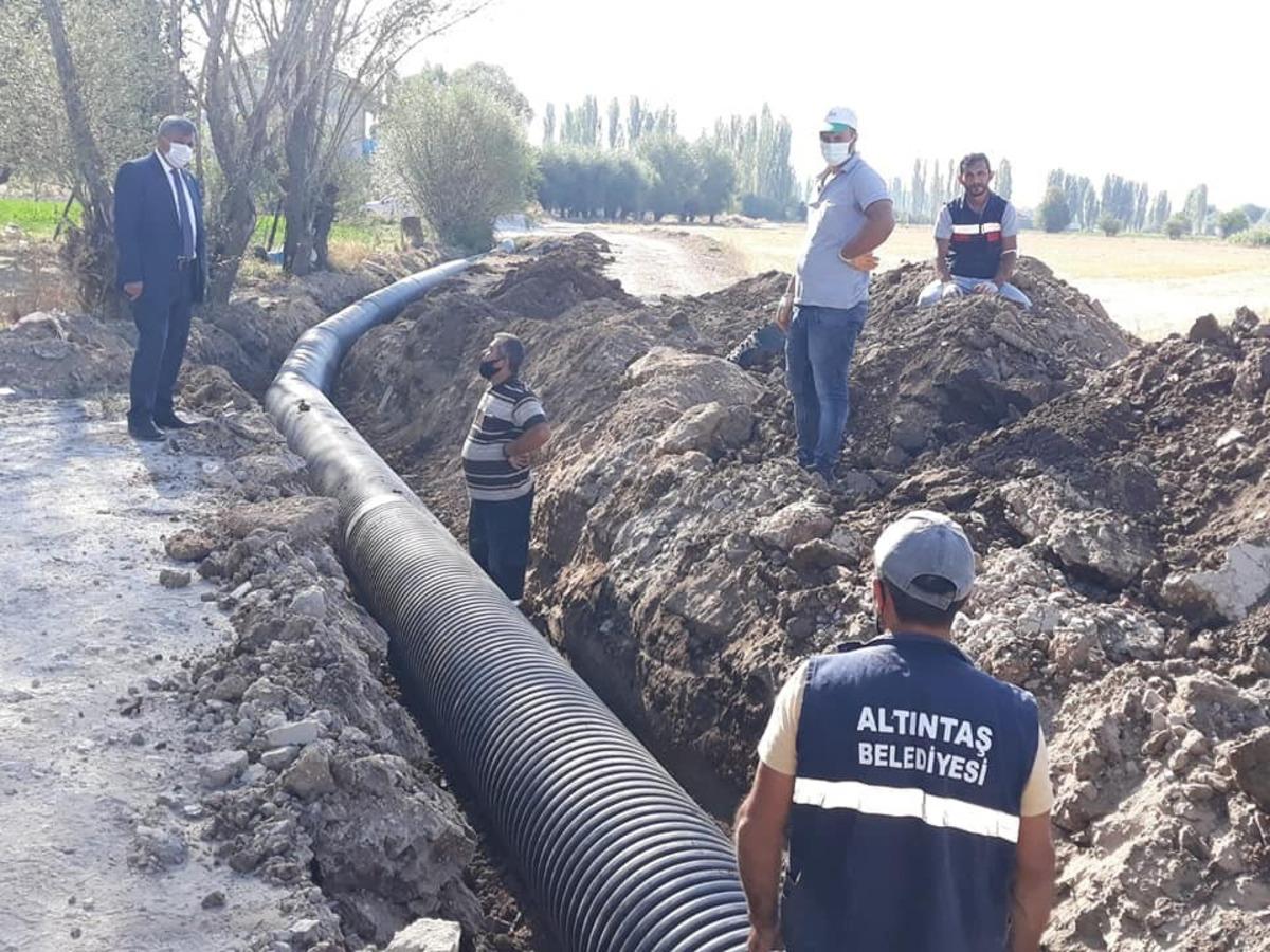 Altıntaş&rsquo;ta yağmur suyu tahliye hattı &ccedil;alışması