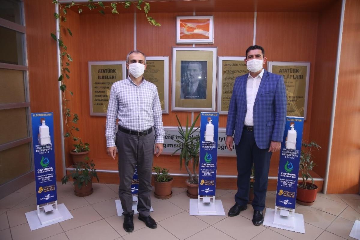 Başkan &Ccedil;ift&ccedil;i, okullara dezenfektan seti dağıttı