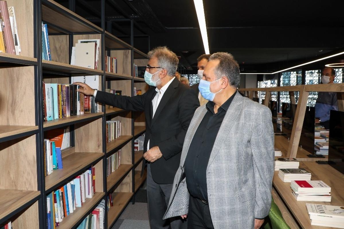 7/24 K&uuml;t&uuml;phane&rsquo;ye ilk kitap bağışı Taner Yıldız&rsquo;dan