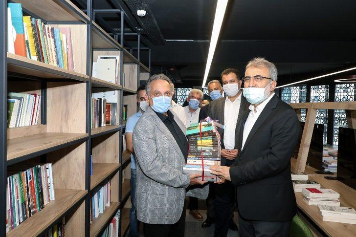 7/24 Kütüphane’ye ilk kitap bağışı Taner Yıldız’dan G2