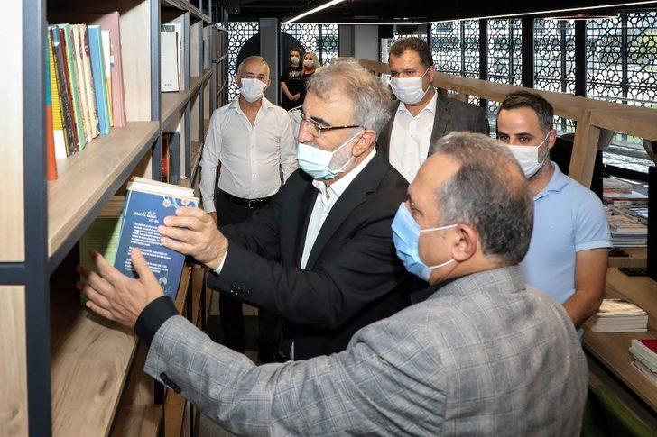 7/24 Kütüphane’ye ilk kitap bağışı Taner Yıldız’dan G3