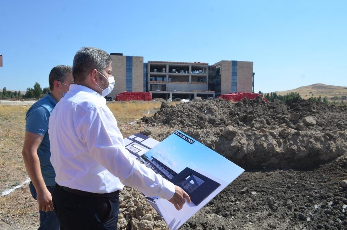 B&uuml;nyan Belediyesi 22 d&uuml;kkanlı ticaret merkezi yapıyor